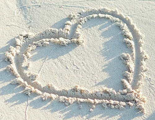 Un coeur dans le sable sur la plage